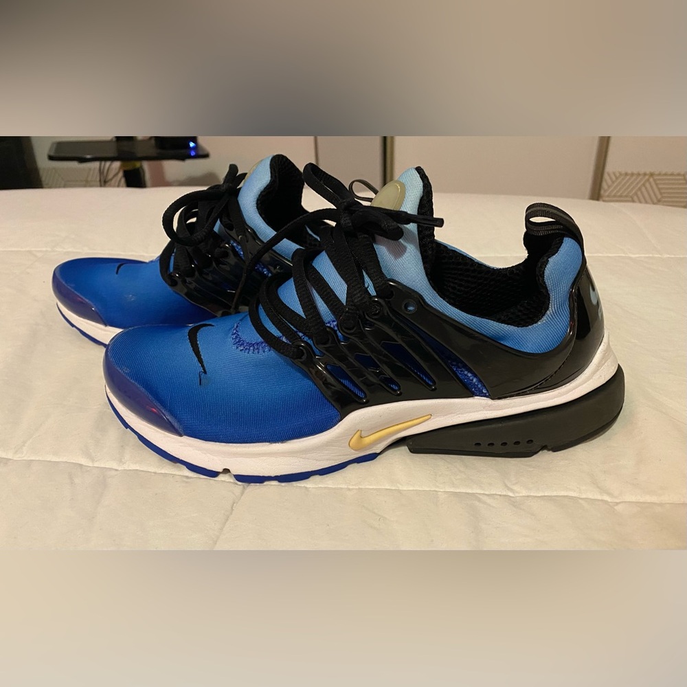Nike Men’s Blue and Black Athletic Sneakers with Gold Swoosh